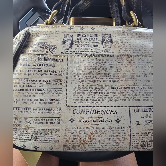 Patricia Nash Newspaper Print Collection Crossbody Bag NWT - Picture 3 of 6